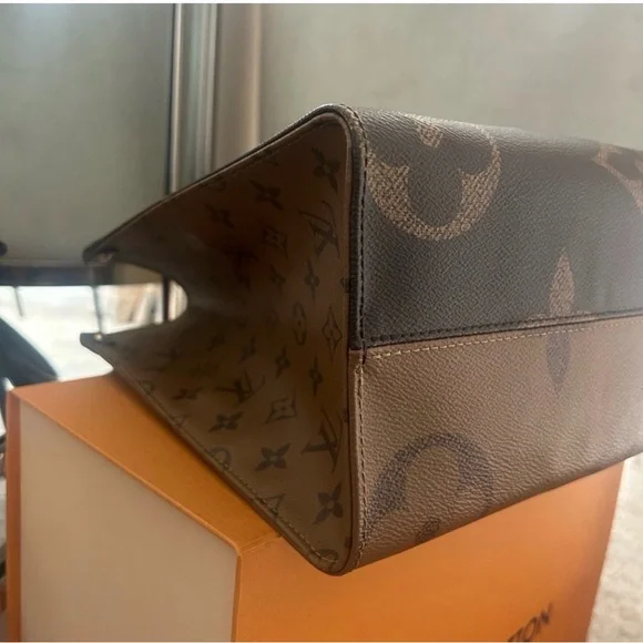 Louis Vuitton On the Go MM Monogram Tote - Picture 7 of 12
